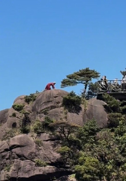 多名游客为出片翻越三清山一处网红悬崖护栏拍照，景区回应：将加强巡逻