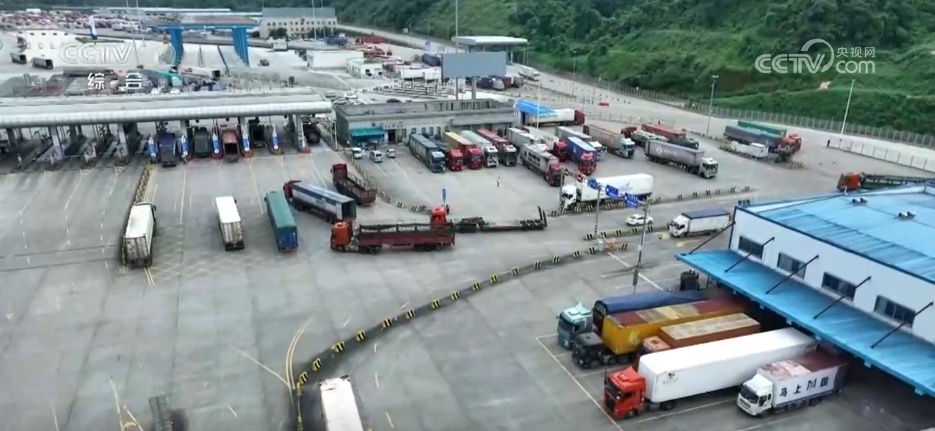 “国际班列+绿色通道”助力进口水果抢“鲜”通关 中国消费者实现“榴莲自由” “国际班列+绿色通道”助力进口水果抢“鲜”通关 中国消费者实现“榴莲自由”
