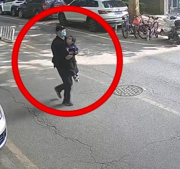7人蒙面当街抢走2岁幼童，主谋竟是...