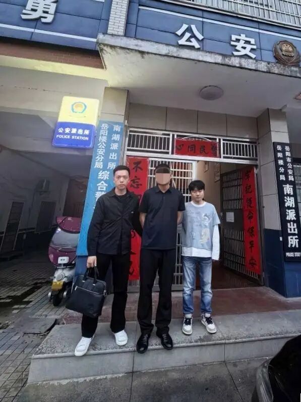 男子分饰两角扮演“领导”,称工作手机需自费,警方:假! 男子分饰两角扮演“领导”,称工作手机需自费,警方:假!