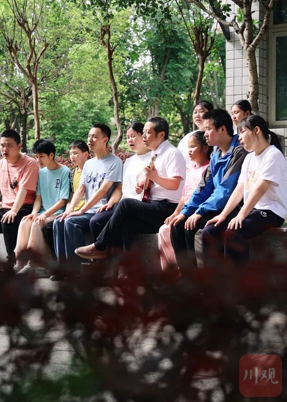 “我想站在台上,给孩子们做个榜样”威远盲人教师林建,带出了10名盲人大学生 “我想站在台上,给孩子们做个榜样”威远盲人教师林建,带出了10名盲人大学生