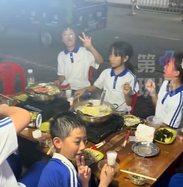 深圳火锅店暖心一幕!男子给邻桌过生日小朋友送饮料,“就当宴请小时候的自己” 深圳火锅店暖心一幕!男子给邻桌过生日小朋友送饮料,“就当宴请小时候的自己”
