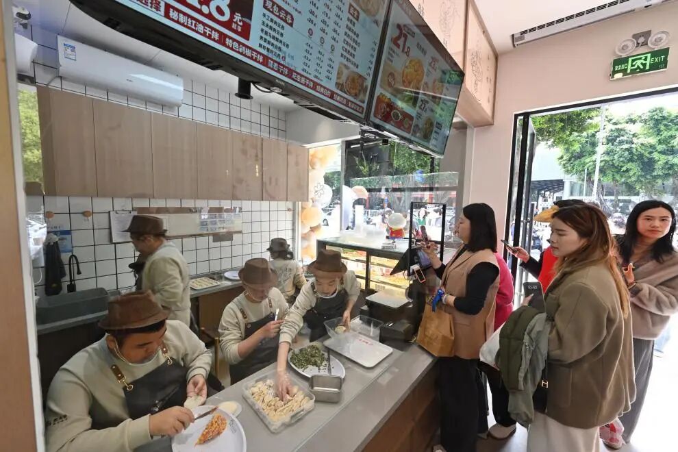 这家不赚钱的饺子店，悄悄改变了一群孩子的命运