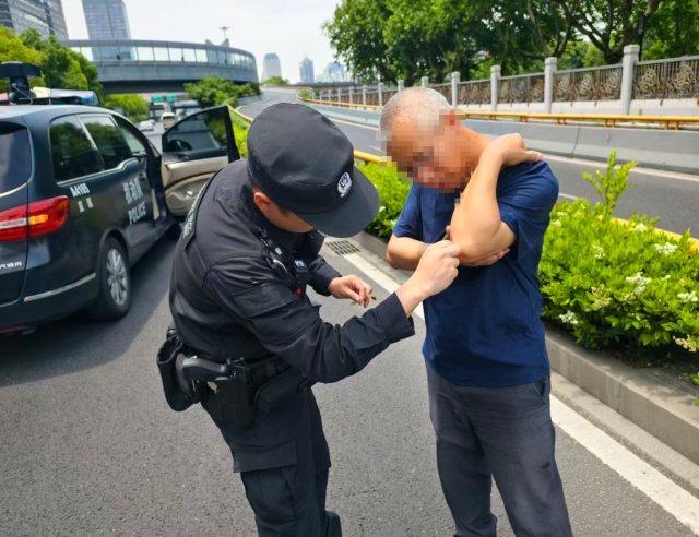 事发杭州高架，特警站上警车，一把将人拉出！现场面面曝光