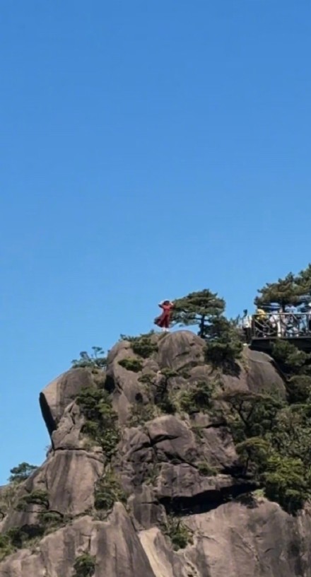 多名游客为出片翻越三清山一处网红悬崖护栏拍照，景区回应：将加强巡逻