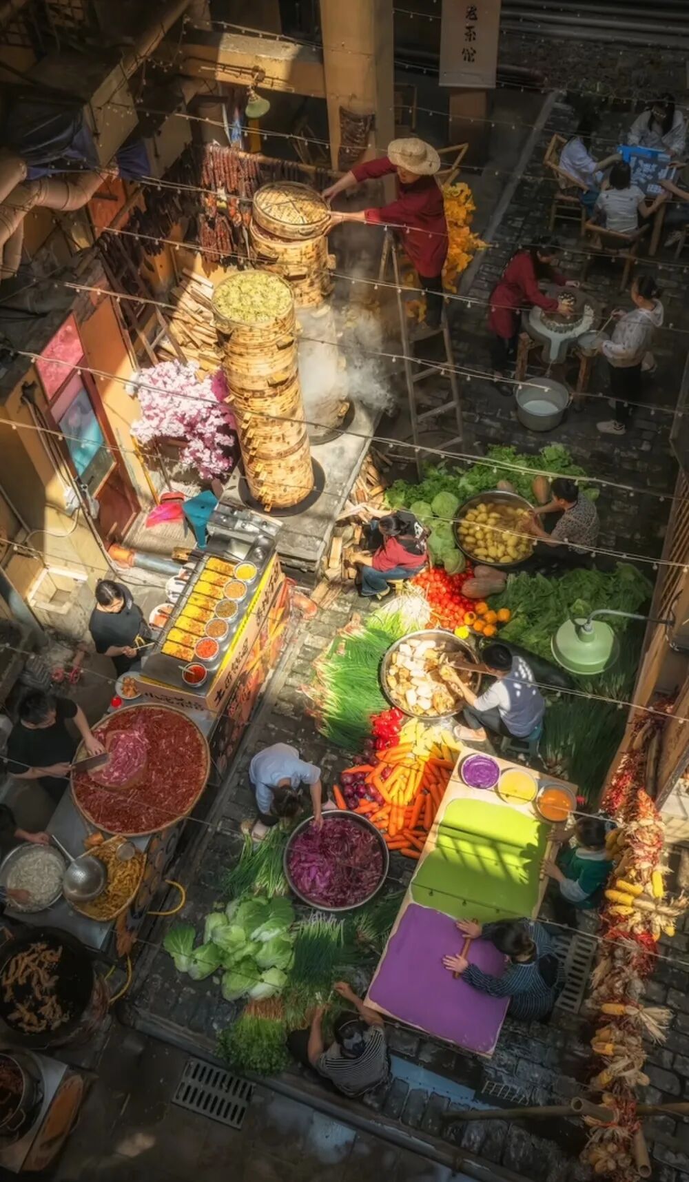 河南郑州一火锅店露天洗菜做饭走红网络，五颜六色食材堆放一地如调色盘