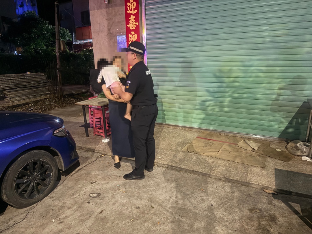 凌晨4点半，厦门一3岁女童独自在街头无助痛哭……所幸路人及时报警