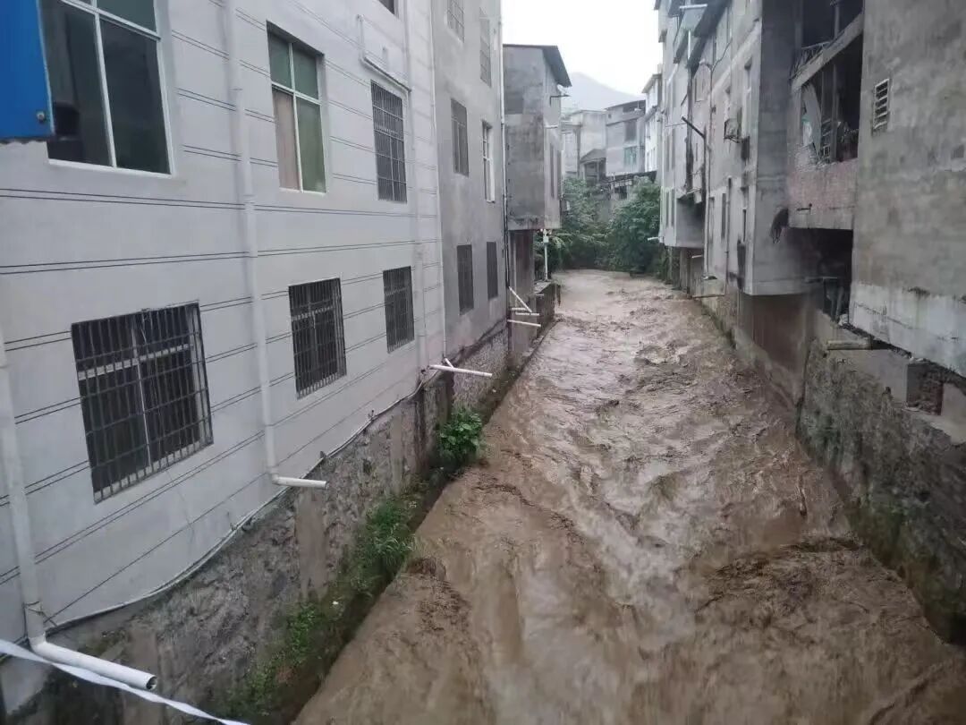 河口县遭遇强降雨,当地连夜逐户呼叫预警,成功叫应转移群众122人 河口县遭遇强降雨,当地连夜逐户呼叫预警,成功叫应转移群众122人