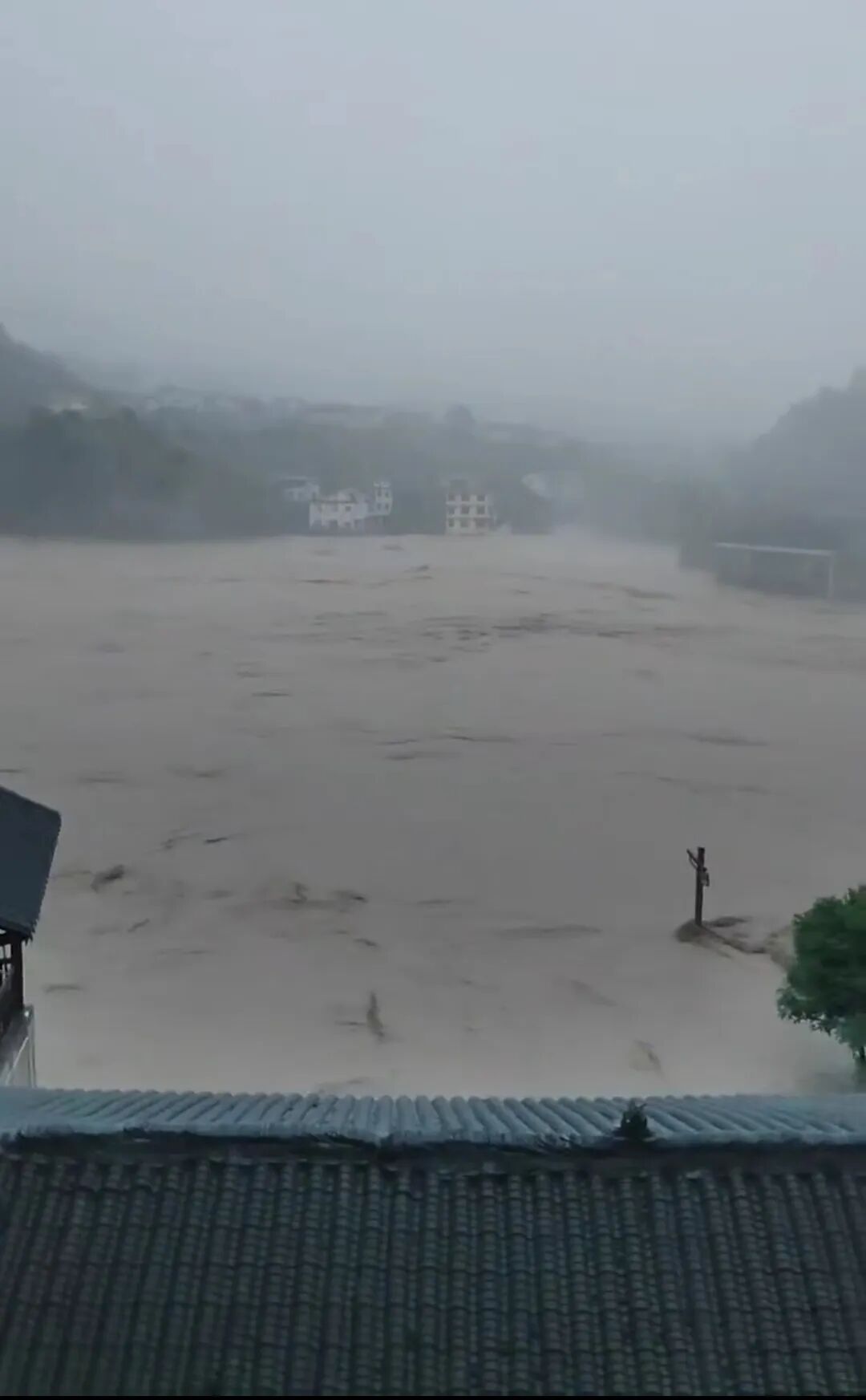 湖南常德石门6小时雨量超237毫米,桥梁晃动已交通管制 湖南常德石门6小时雨量超237毫米,桥梁晃动已交通管制
