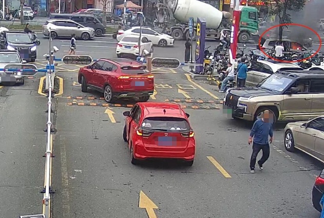 广州一商场门口，小汽车突发自燃，保安上演“教科书级灭火”！