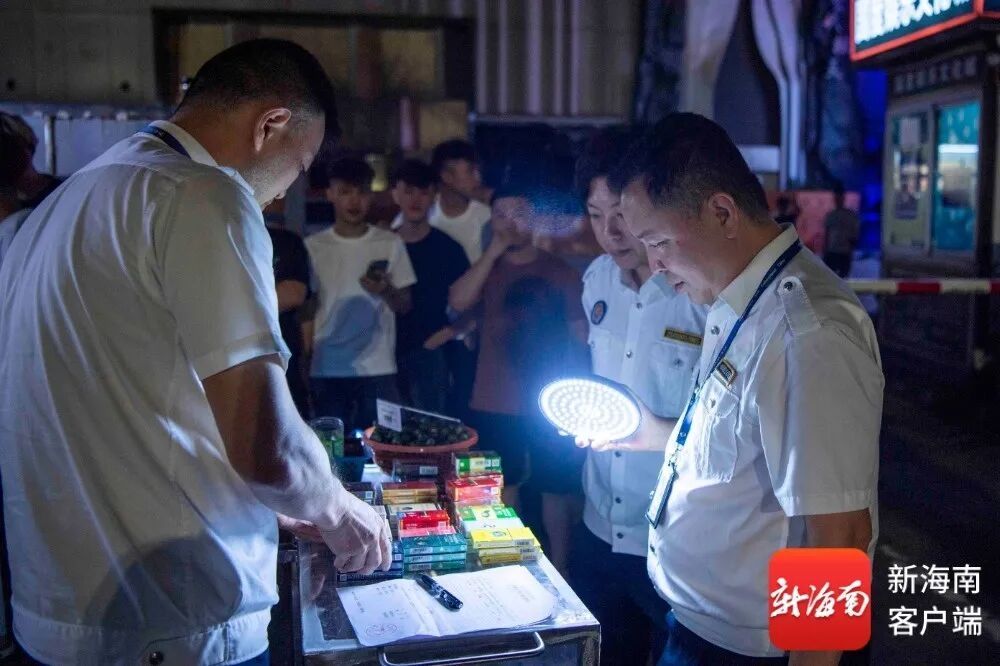 海口11家摊位被查获涉假香烟540包,售价不比真烟便宜…… 海口11家摊位被查获涉假香烟540包,售价不比真烟便宜……