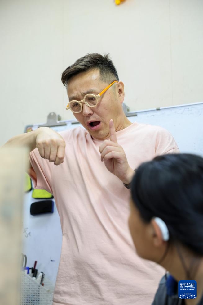 画笔绘希望 肠粉递暖意：听障夫妻把爱循环在太原街头