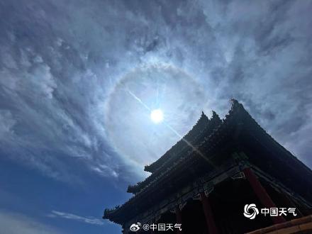 当古建筑与日晕同框 氛围感十足