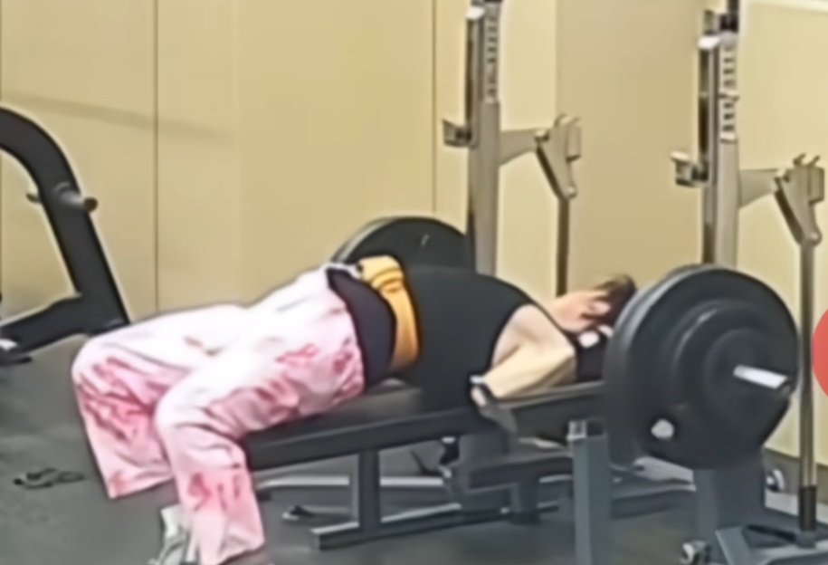 “脖子被死死压住”，男子在健身房卧推145kg杠铃突发意外