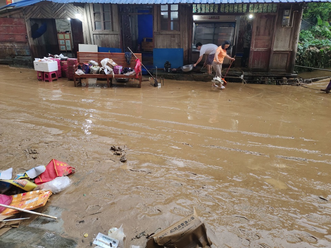 河口县遭遇强降雨,当地连夜逐户呼叫预警,成功叫应转移群众122人 河口县遭遇强降雨,当地连夜逐户呼叫预警,成功叫应转移群众122人