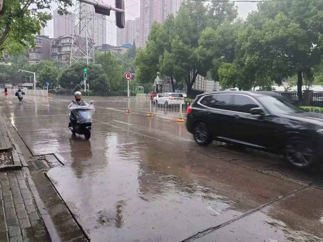 雨下了一夜,今早的武汉是这样的……交警提醒:早高峰出行注意安全 雨下了一夜,今早的武汉是这样的……交警提醒:早高峰出行注意安全