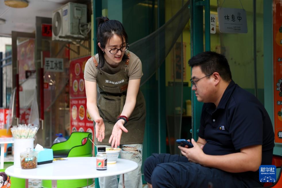 画笔绘希望 肠粉递暖意：听障夫妻把爱循环在太原街头