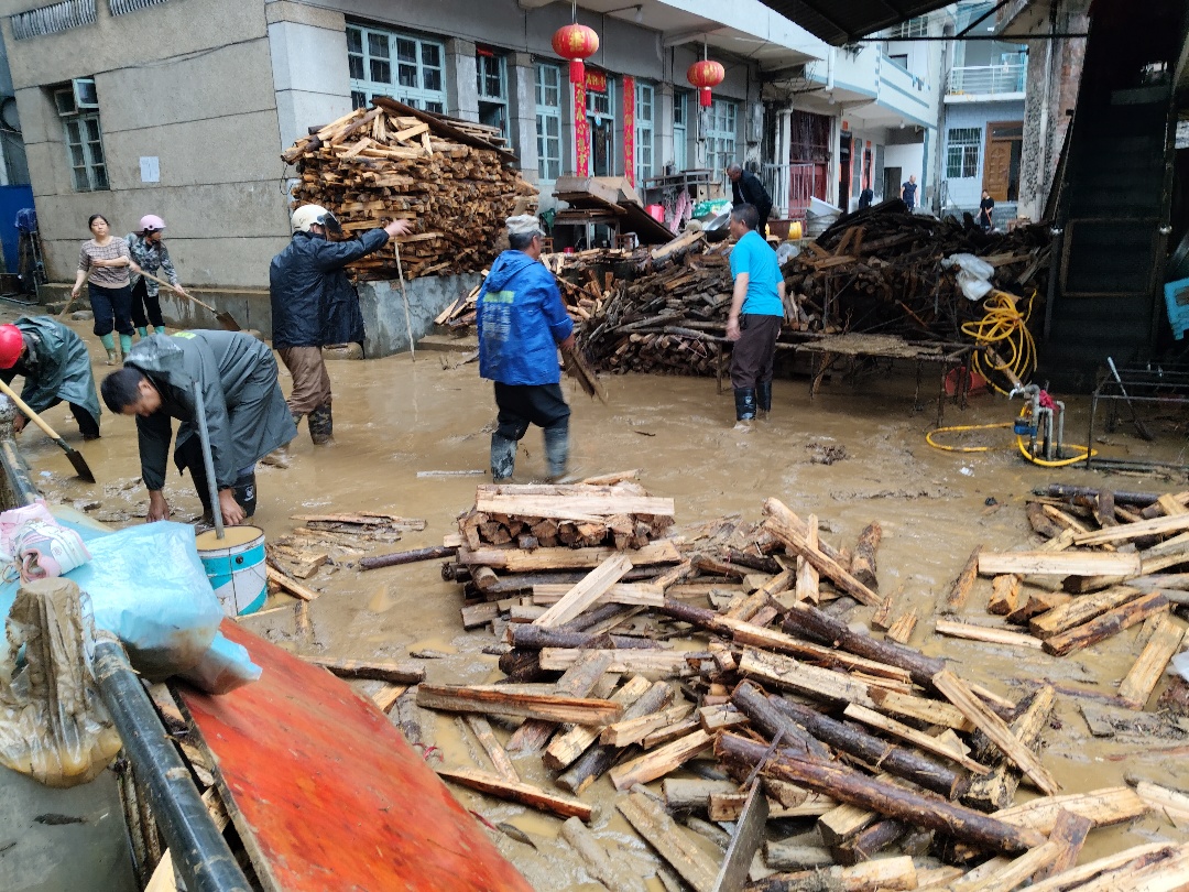 河口县遭遇强降雨,当地连夜逐户呼叫预警,成功叫应转移群众122人 河口县遭遇强降雨,当地连夜逐户呼叫预警,成功叫应转移群众122人