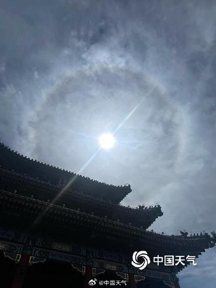 当古建筑与日晕同框 氛围感十足
