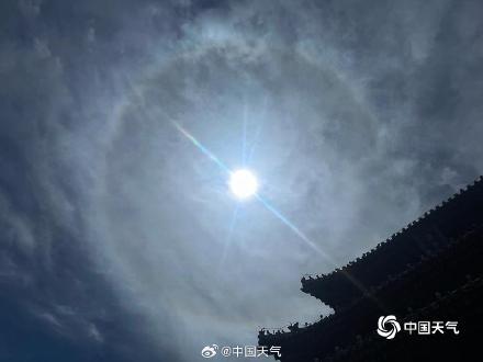 当古建筑与日晕同框 氛围感十足