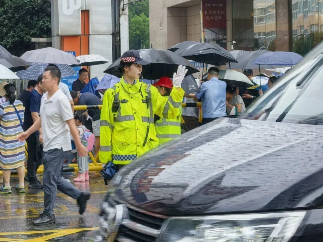 雨下了一夜,今早的武汉是这样的……交警提醒:早高峰出行注意安全 雨下了一夜,今早的武汉是这样的……交警提醒:早高峰出行注意安全