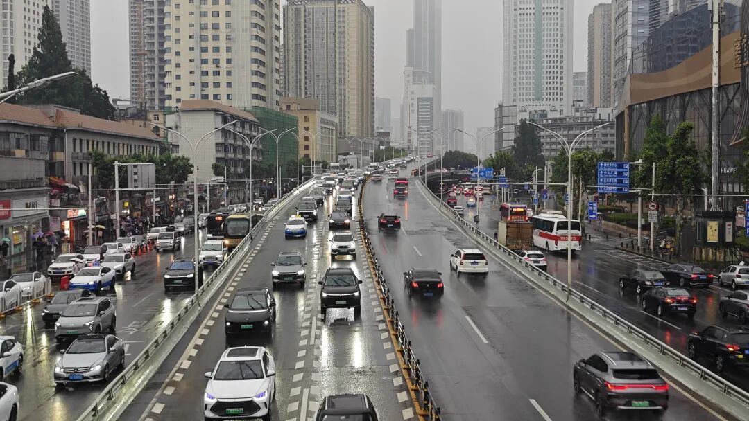 雨下了一夜,今早的武汉是这样的……交警提醒:早高峰出行注意安全 雨下了一夜,今早的武汉是这样的……交警提醒:早高峰出行注意安全