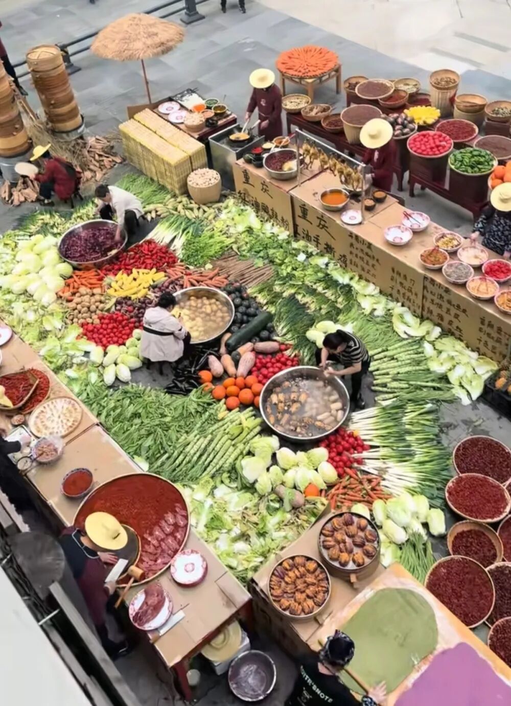河南郑州一火锅店露天洗菜做饭走红网络，五颜六色食材堆放一地如调色盘