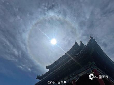 当古建筑与日晕同框 氛围感十足