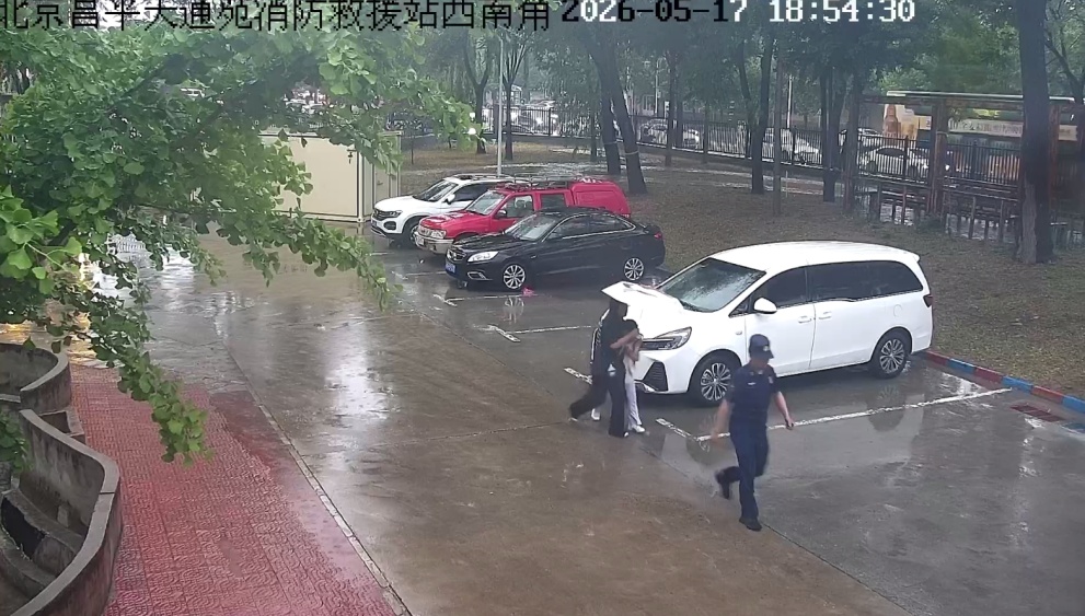 雨天女童手指卡地漏 &nbsp;昌平消防紧急暖心救援