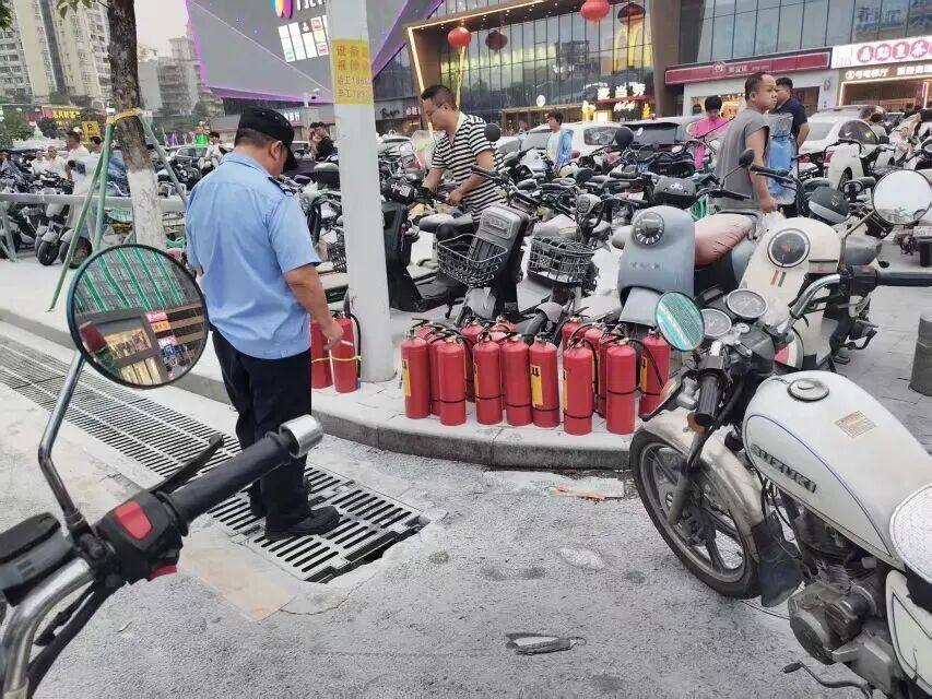 广州一商场门口，小汽车突发自燃，保安上演“教科书级灭火”！