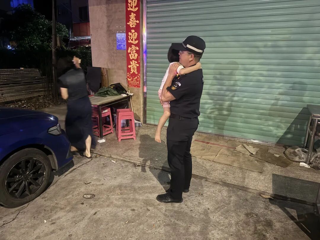 凌晨4点半，厦门一3岁女童独自在街头无助痛哭……所幸路人及时报警