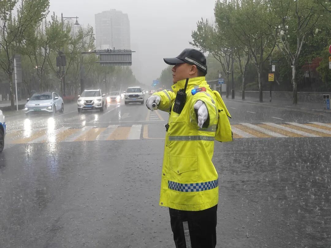 雨下了一夜,今早的武汉是这样的……交警提醒:早高峰出行注意安全 雨下了一夜,今早的武汉是这样的……交警提醒:早高峰出行注意安全