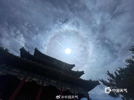 当古建筑与日晕同框 氛围感十足