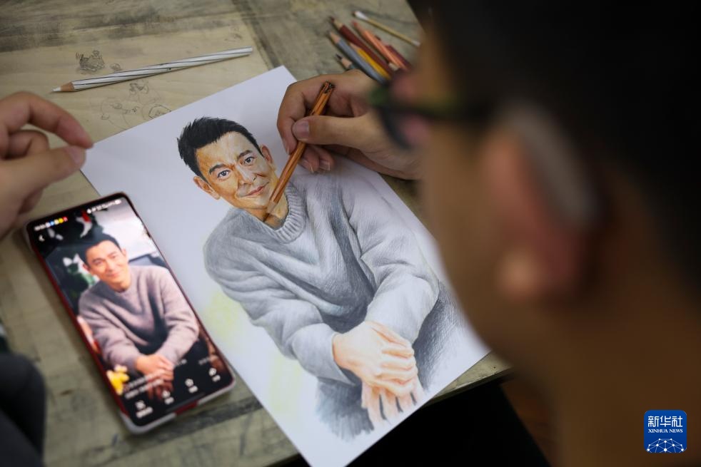 画笔绘希望 肠粉递暖意：听障夫妻把爱循环在太原街头
