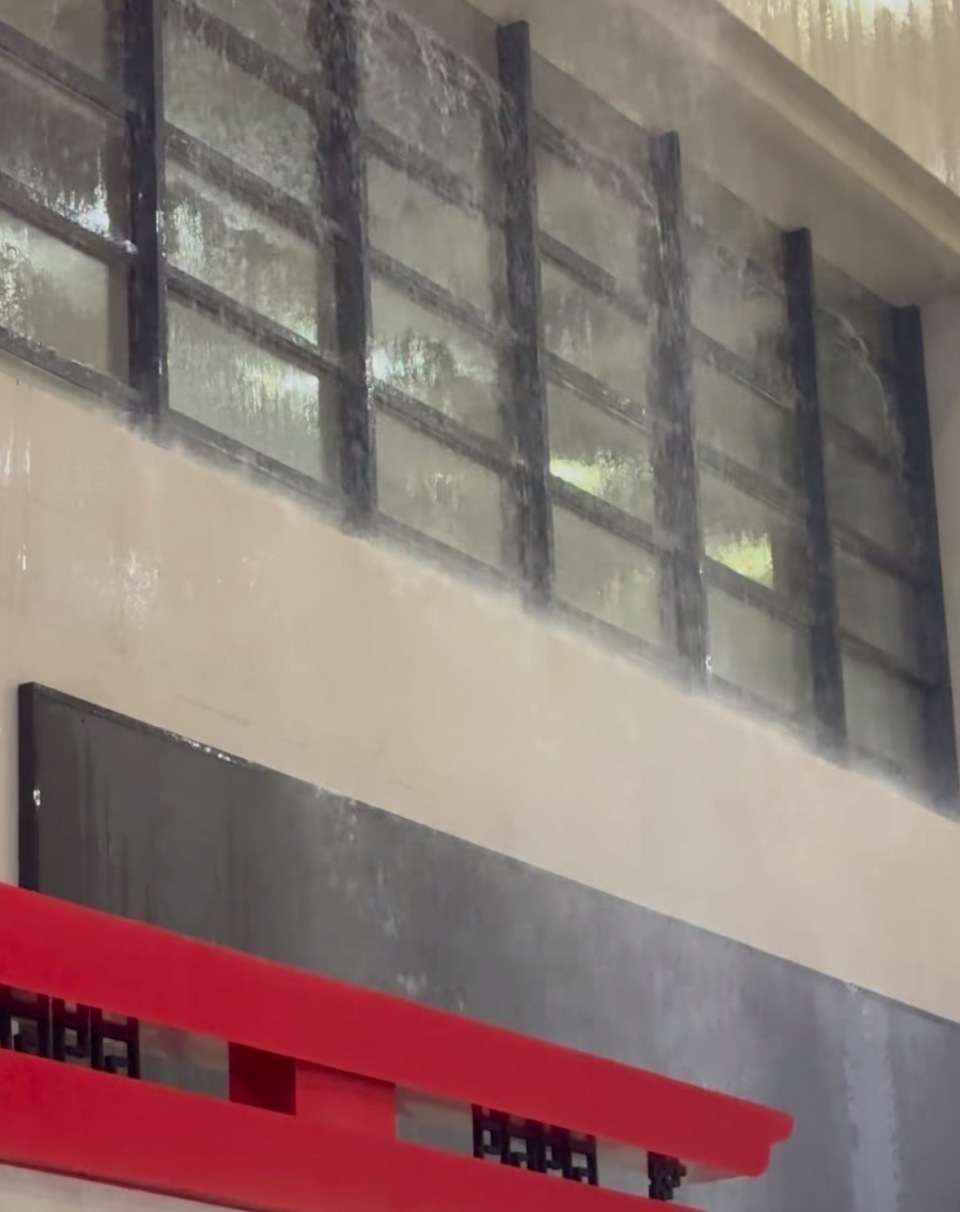 湖北荆州遇极端暴雨天气，荆州站候车大厅大量漏水，进展：没漏了，车站已恢复正常运营