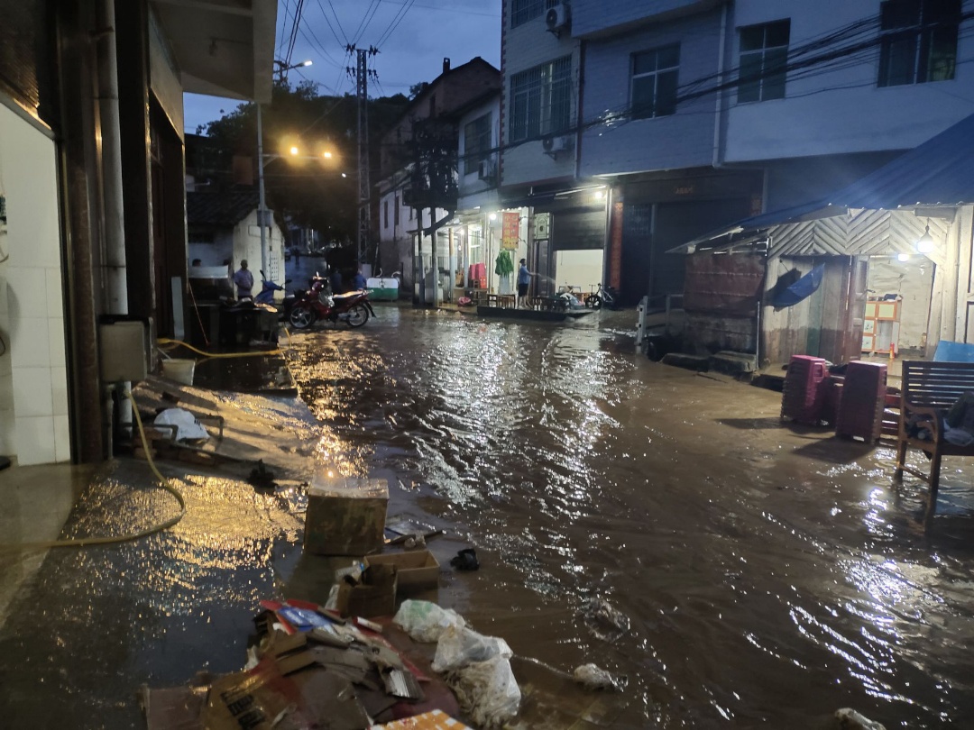 河口县遭遇强降雨,当地连夜逐户呼叫预警,成功叫应转移群众122人 河口县遭遇强降雨,当地连夜逐户呼叫预警,成功叫应转移群众122人