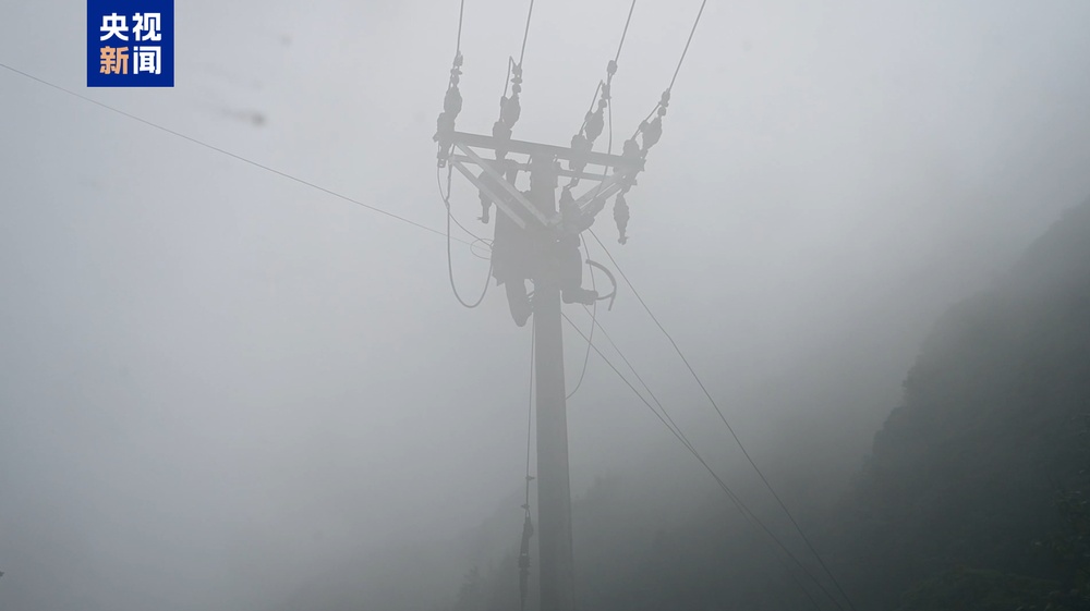 湖北宣恩突降暴雨致多处房屋被淹 当地深夜转移数百群众 湖北宣恩突降暴雨致多处房屋被淹 当地深夜转移数百群众