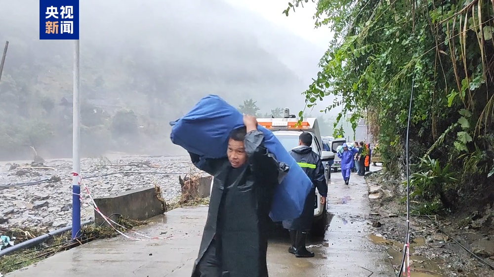湖北宣恩突降暴雨致多处房屋被淹 当地深夜转移数百群众 湖北宣恩突降暴雨致多处房屋被淹 当地深夜转移数百群众