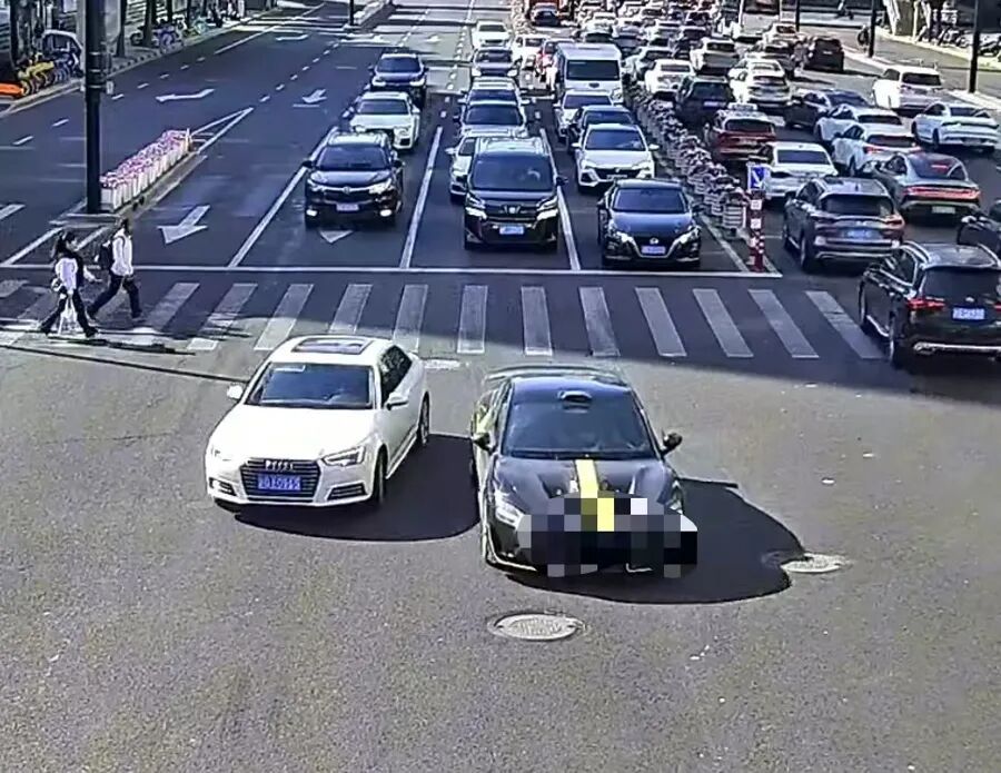 街头这一幕后怕!上海警方:记12分、罚款1500元、暂扣驾驶证! 街头这一幕后怕!上海警方:记12分、罚款1500元、暂扣驾驶证!
