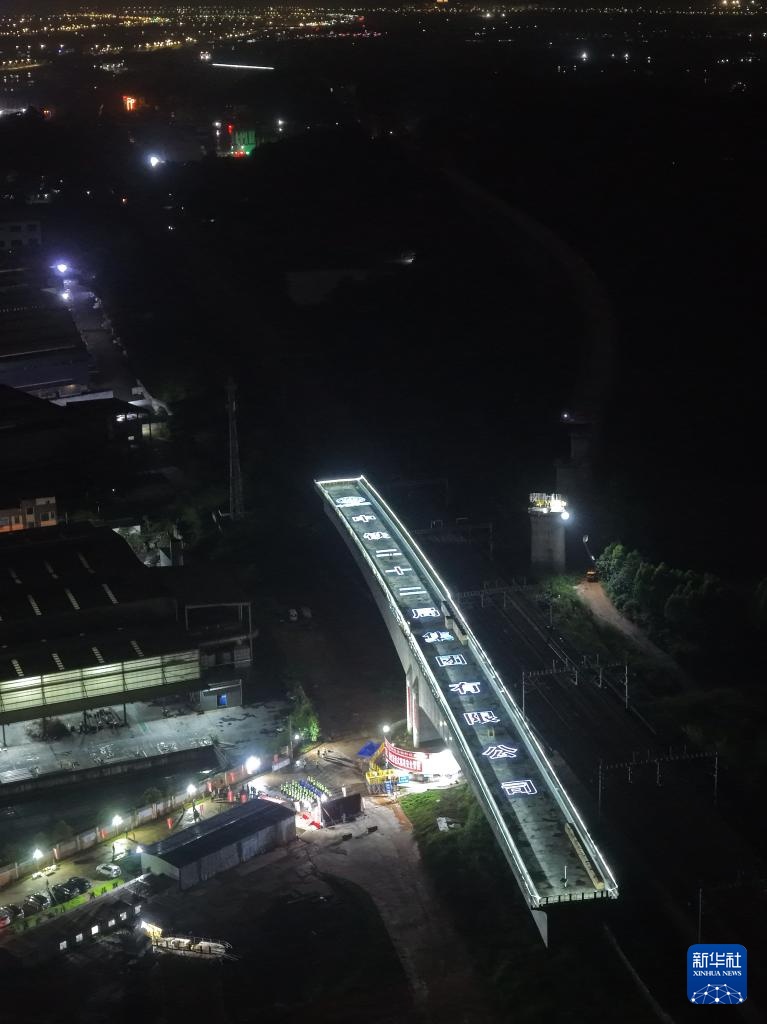 珠肇高铁西江特大桥转体连续梁成功转体 珠肇高铁西江特大桥转体连续梁成功转体