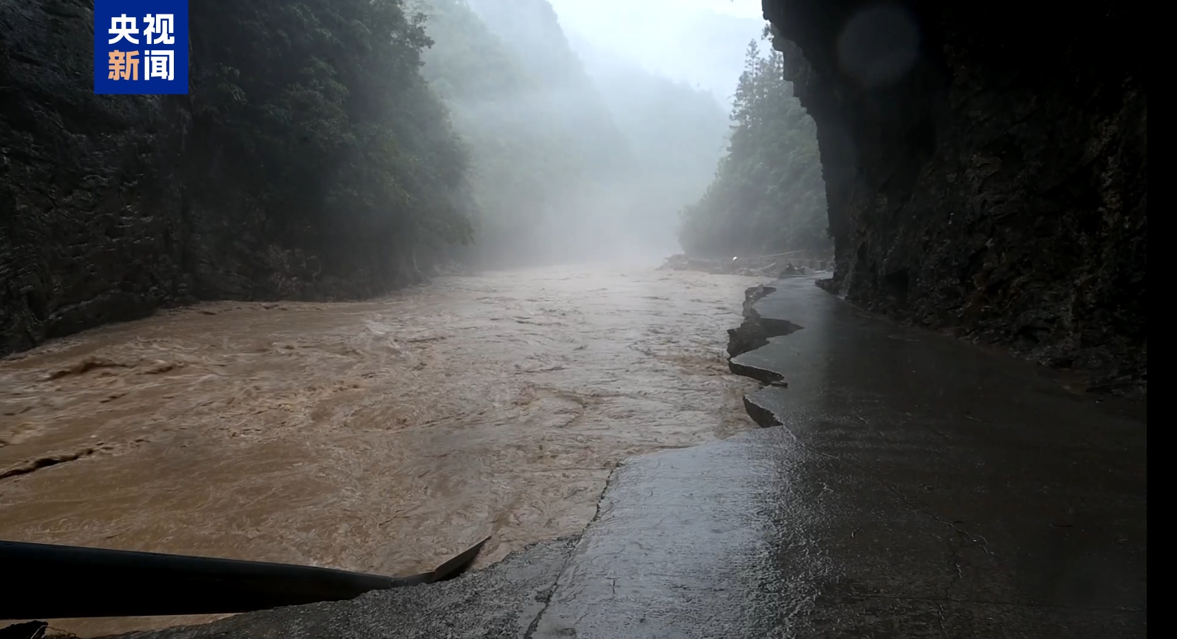 湖北宣恩突降暴雨致一村庄3死4失联,当地深夜转移数百群众 湖北宣恩突降暴雨致一村庄3死4失联,当地深夜转移数百群众