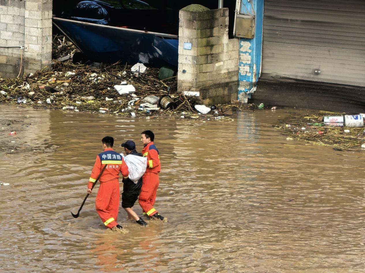 黔南多地遭遇强降雨 应急响应升级全力迎战 黔南多地遭遇强降雨 应急响应升级全力迎战