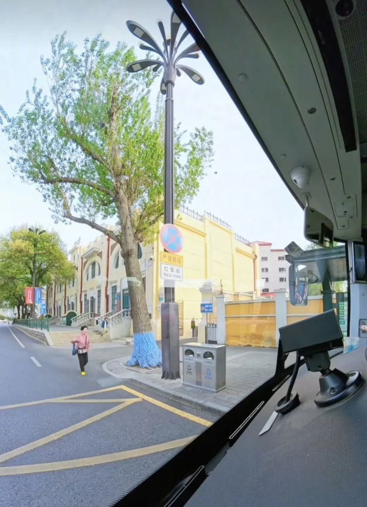 哈尔滨这位38岁公交司机火了!一脚刹车,温暖整座城…… 哈尔滨这位38岁公交司机火了!一脚刹车,温暖整座城……