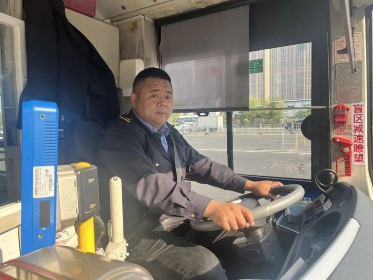 哈尔滨这位38岁公交司机火了!一脚刹车,温暖整座城…… 哈尔滨这位38岁公交司机火了!一脚刹车,温暖整座城……