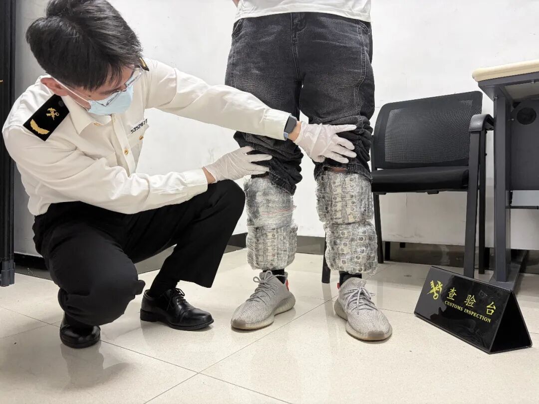 男子过海关时,腿部有异常凸起,且步态僵硬,腿部绑藏旧手机摄像头1378个 男子过海关时,腿部有异常凸起,且步态僵硬,腿部绑藏旧手机摄像头1378个