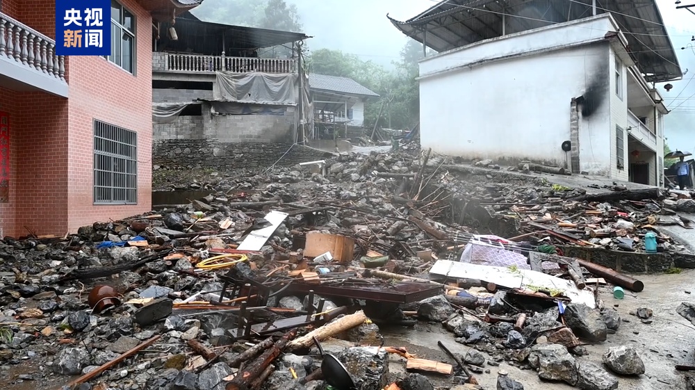 湖北宣恩突降暴雨致多处房屋被淹 当地深夜转移数百群众 湖北宣恩突降暴雨致多处房屋被淹 当地深夜转移数百群众