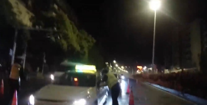 离了谱了!武汉交警凌晨查酒驾,拦下通宵喝酒的的士司机,司机辩称只喝了红牛 离了谱了!武汉交警凌晨查酒驾,拦下通宵喝酒的的士司机,司机辩称只喝了红牛