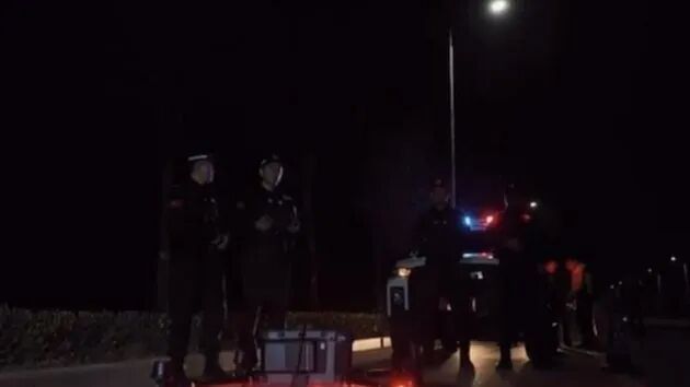 夜间路边突现重伤男子,警方凭黑色碎片揪出肇事逃逸者 夜间路边突现重伤男子,警方凭黑色碎片揪出肇事逃逸者