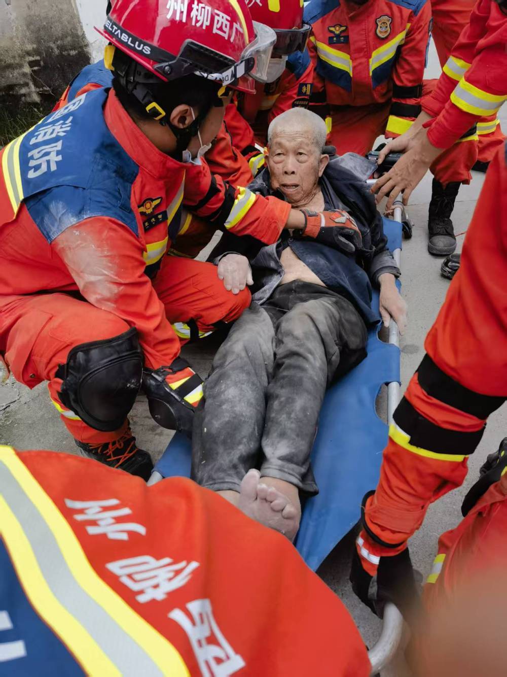 直击柳州地震震中太阳村镇：搜救不眠，安置有序