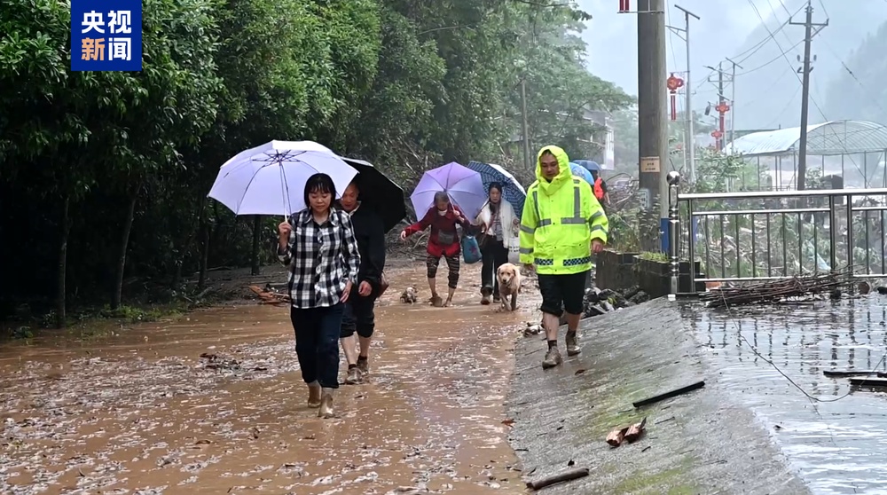 湖北宣恩突降暴雨致多处房屋被淹 当地深夜转移数百群众 湖北宣恩突降暴雨致多处房屋被淹 当地深夜转移数百群众